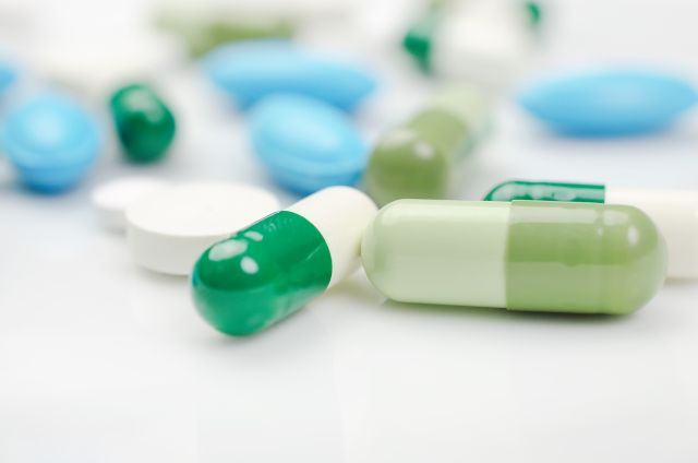 緑のカプセルや青い錠剤や白い薬