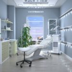 横たわる椅子がある植物やライトがある部屋