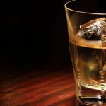 お酒を飲むと勃たない原因は?アルコールとED(勃起不全)との関係と対策