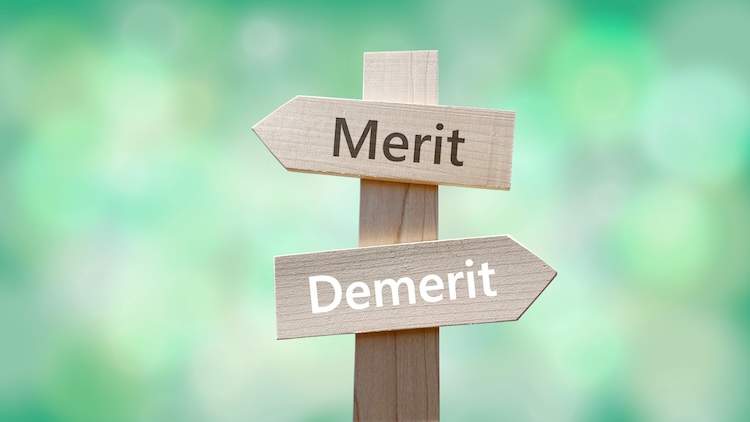 「Merit」と「Demerit」と書かれた標識
