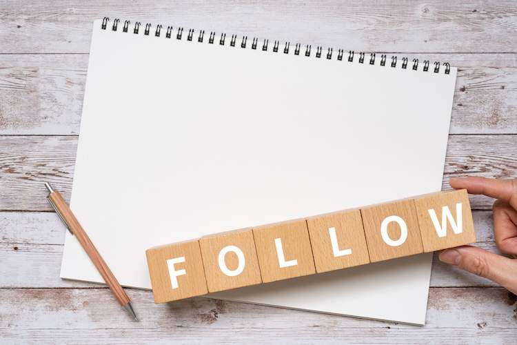 「FOLLOW」の文字のブロック