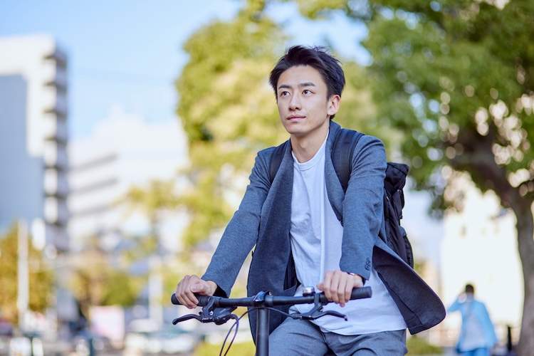 自転車で通勤する男性