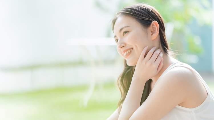 リラックスする若い女性